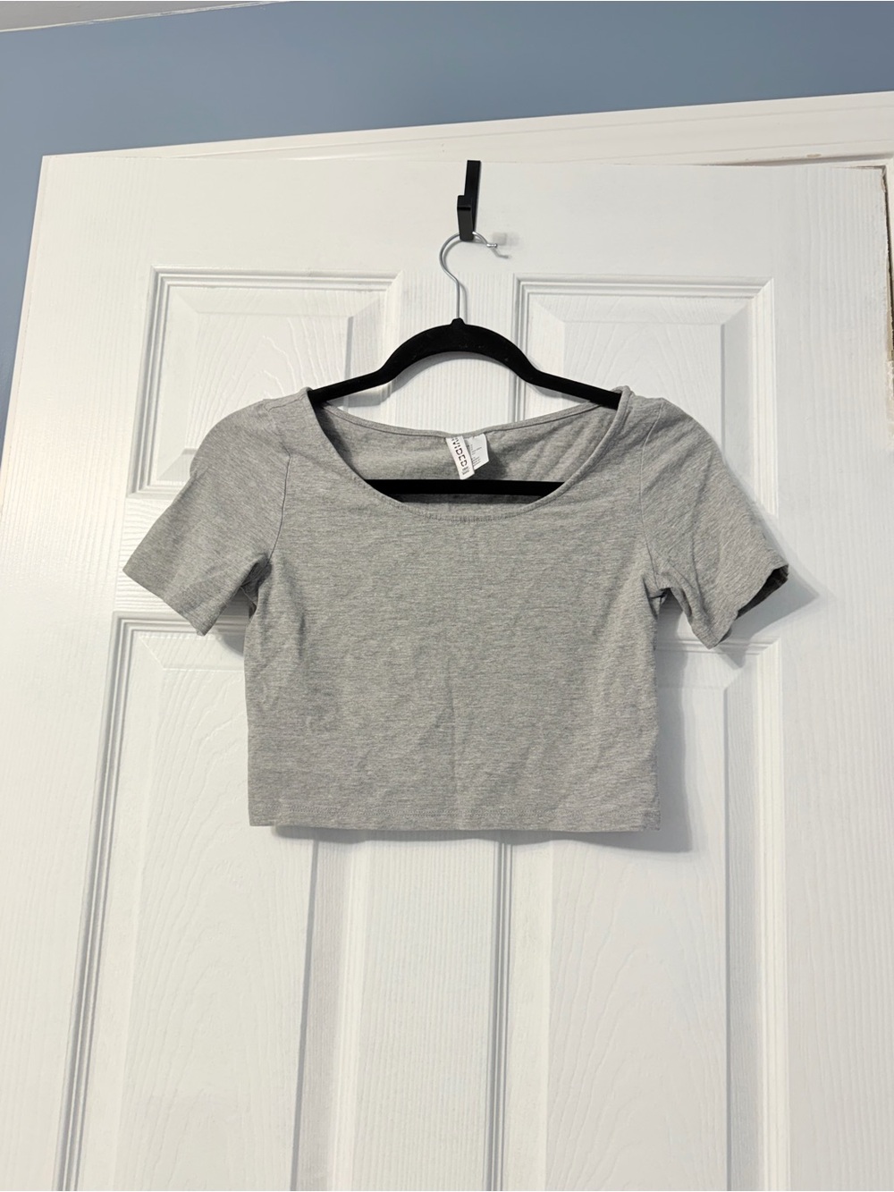 H&M light grey short sleeve crop top size small